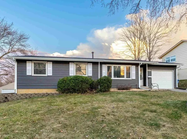 4805 Candlelight Dr, Davenport, IA 52806