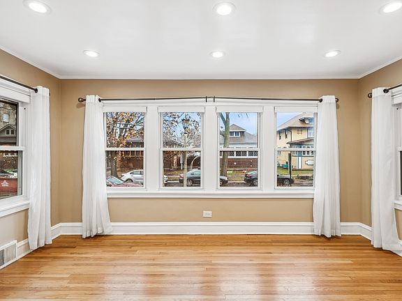 5th image of 826 Clarence Ave