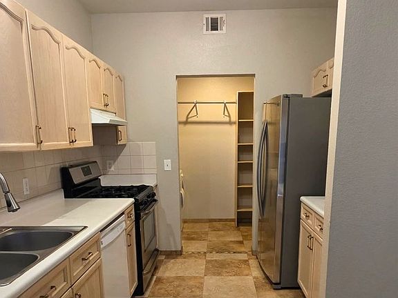5th image of 2601 Country Maple Ave