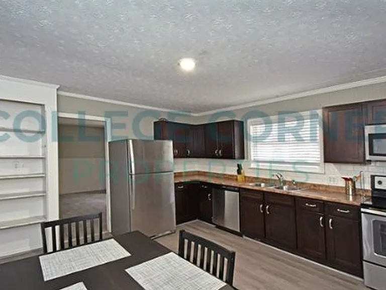 1456 Brookwood Dr — Photo 3