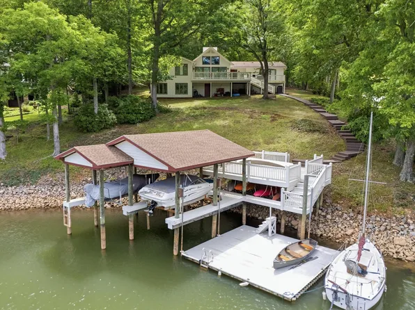 214 Twin Chimneys Dr, Wirtz, VA 24184
