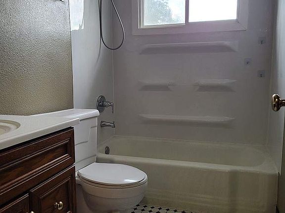 5th image of 3801 Hillcrest Dr
