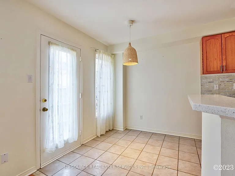 2 Waterton Cres — Photo 8