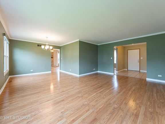 2nd image of 8 Newtown Ct W