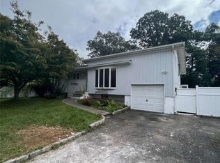 216 Prairie Dr, North Babylon, NY 11703