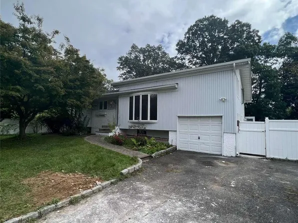 216 Prairie Drive, North Babylon, NY 11703