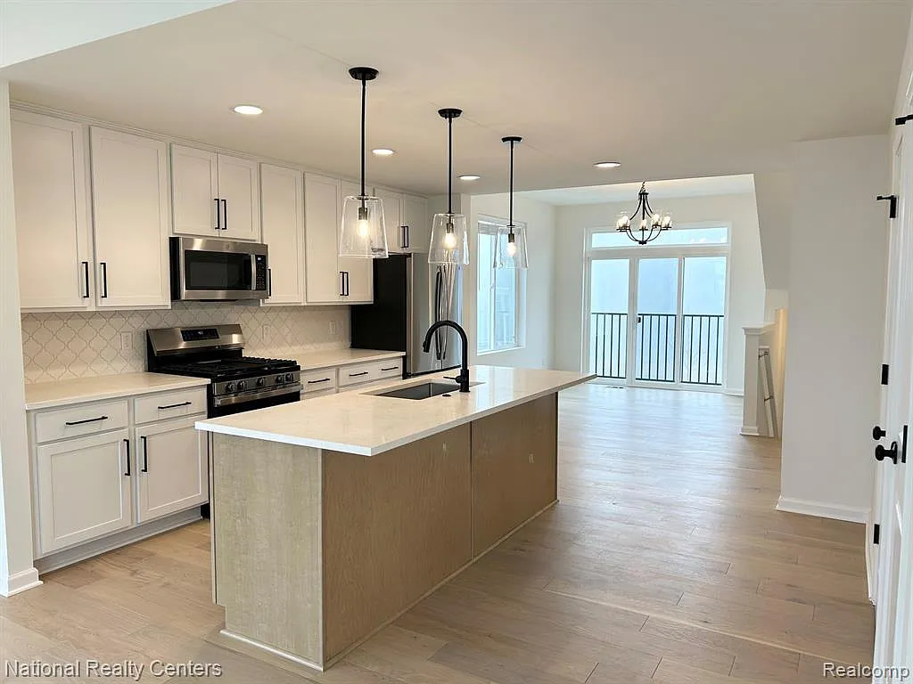 3 bed, 3.5 bath, 2430 sqft, $3,600 — Photo 4