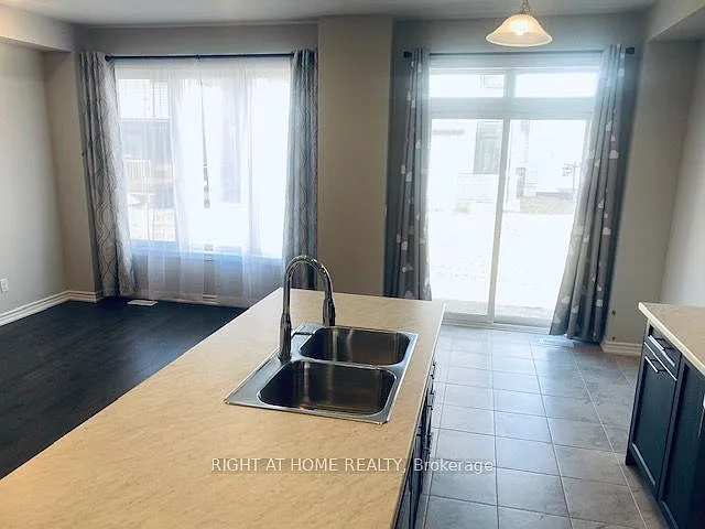 1093 Thompson Dr — Photo 5
