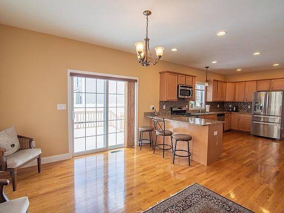 5th image of 62 Sorrento Ave