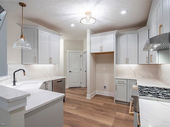 4th image of 2100 Heritage Ln