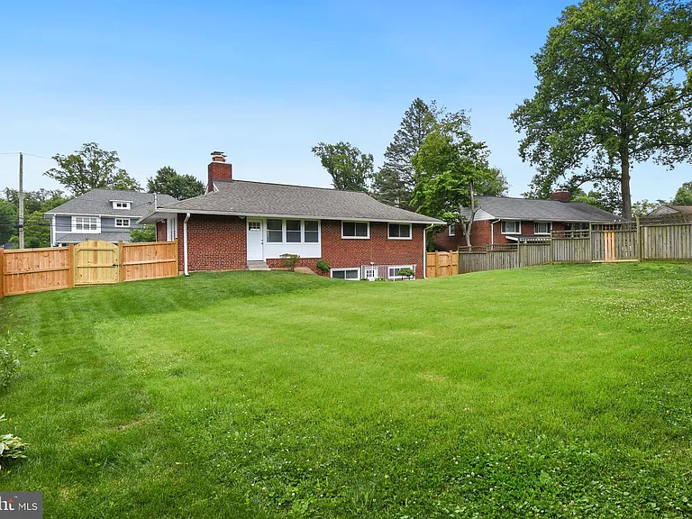 10228 Farnham Dr — Photo 32