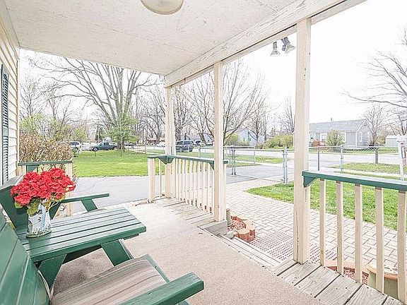 4th image of 2037 Woodale Ave