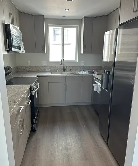 11945 Victory Blvd — Photo 17