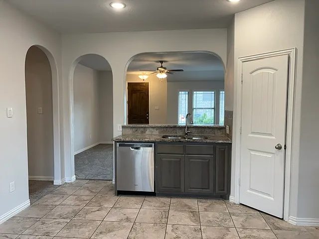 3 bed, 1500 sqft, $2,050 — Photo 4