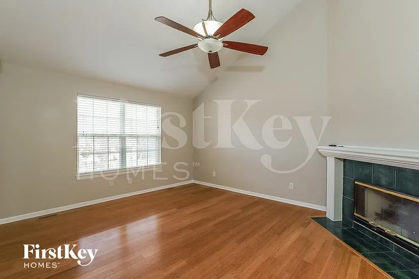 3 bed, 2.5 bath, 1821 sqft, $2,350 — Photo 2