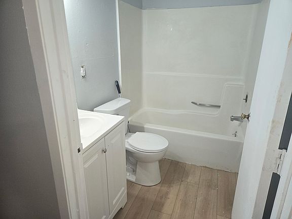 5th image of 423 State St APT 1