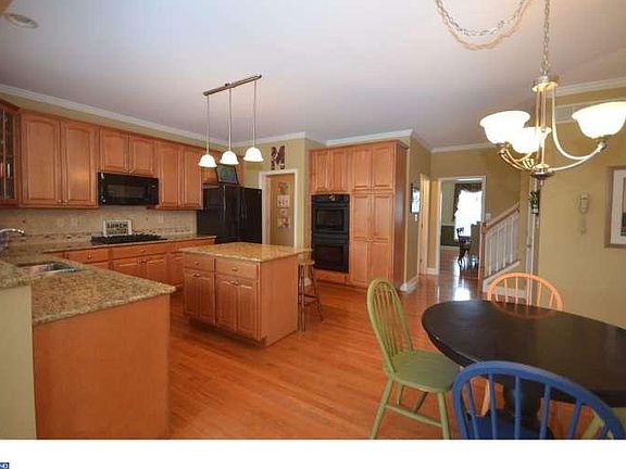 4th image of 103 Brooks Ct