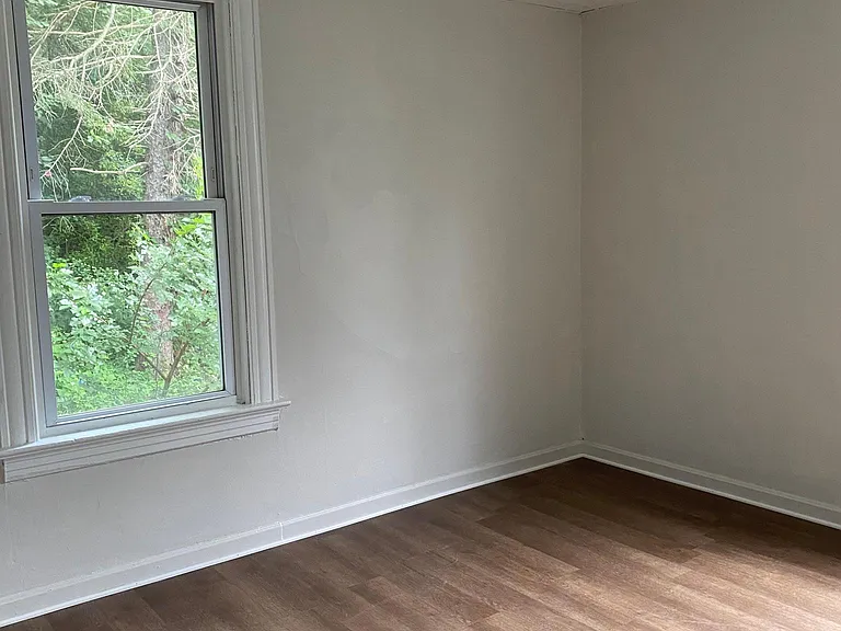 565 6th Ave — Photo 9