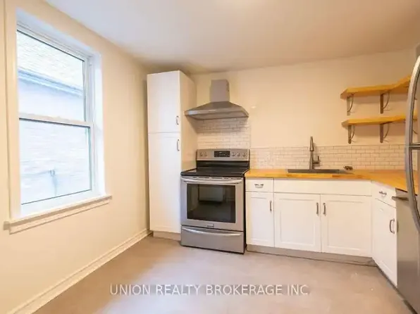368 Main St #1A, Toronto, ON M4C 4X8