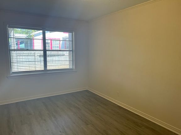 4th image of 610 E Lake Dr #B