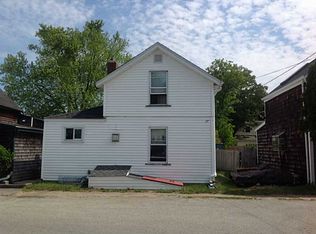 17 Oak St, Portsmouth, RI 02871