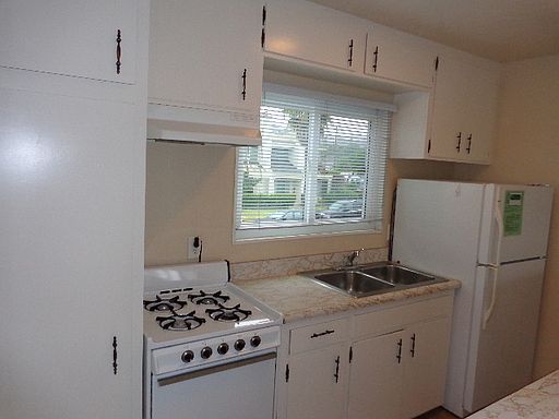 4th image of 1059-61 Opal St