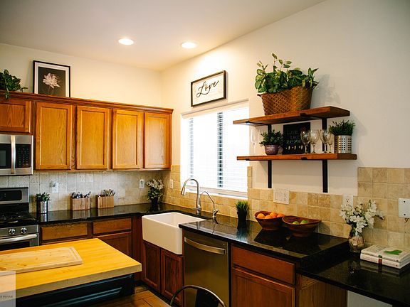 4th image of 1058 E Iris Dr