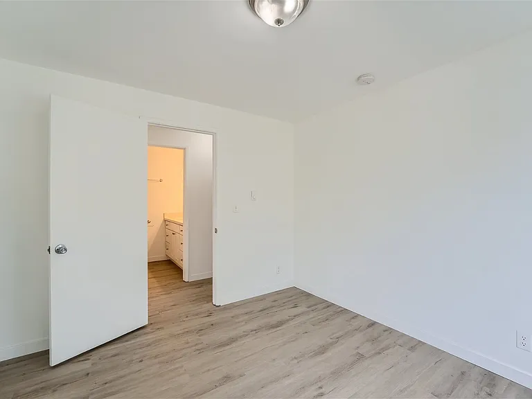 Sunset View Apartments — Photo 33