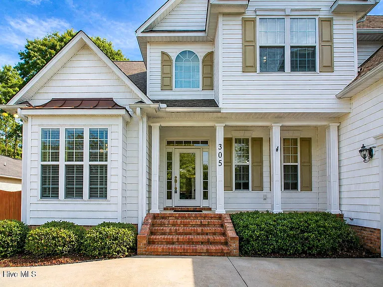 305 Holly Ln — Photo 3