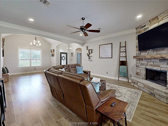 3rd image of 4178 Wagonwheel Rd
