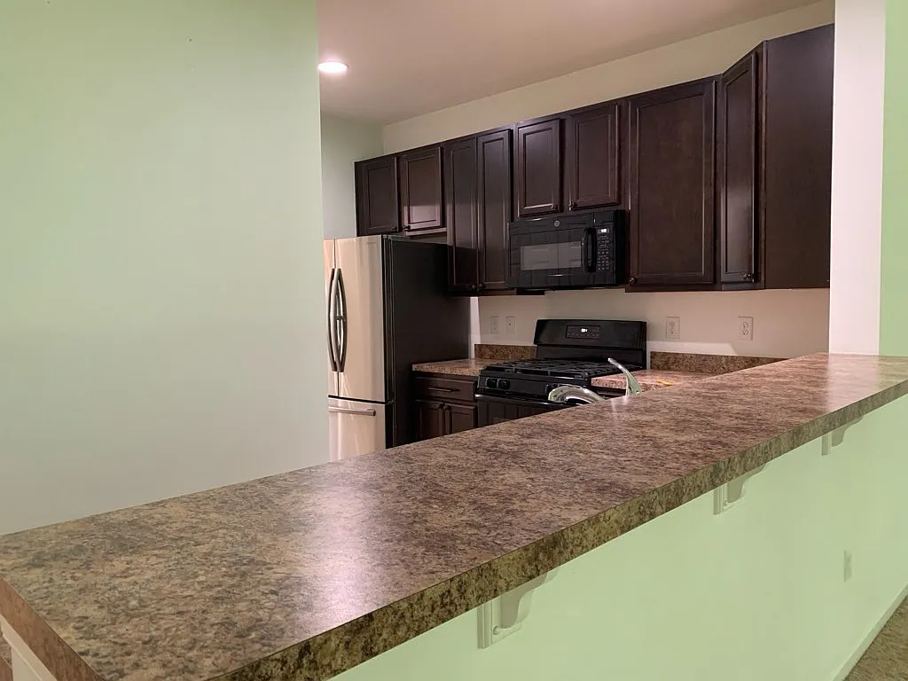 3 bed, 2.5 bath, 2112 sqft, $2,400 — Photo 4