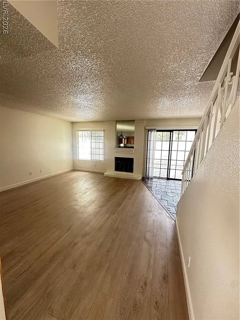 2 bed, 2.5 bath, 1299 sqft, $1,695 — Photo 2