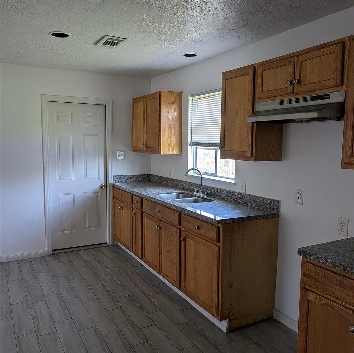 3 bed, 1.0 bath, 919 sqft, $1,600 — Photo 3