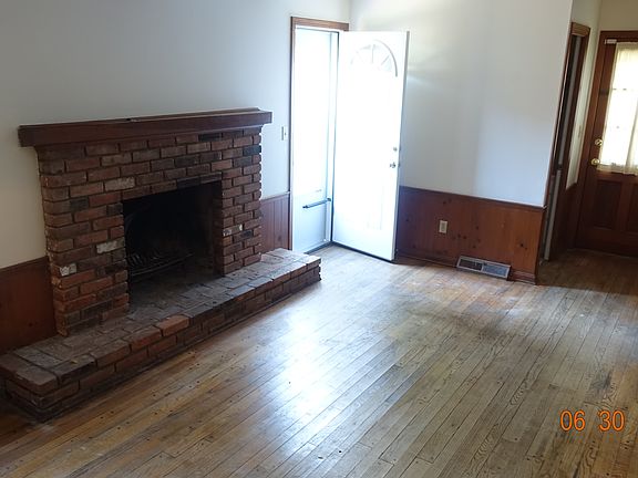 Family Room w/Gas Fireplace