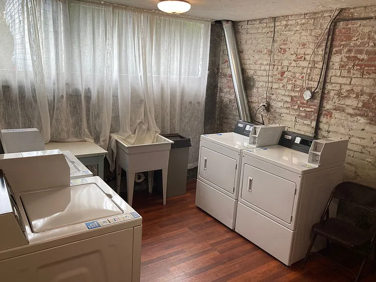 Clark Mansion- 11 Unit — Photo 17