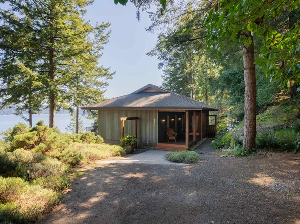 673 Cliff Rd, Bowen Island, BC V0N 1G1