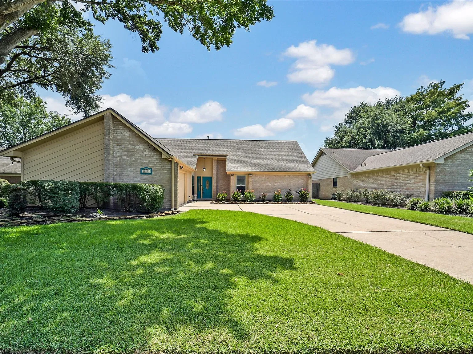 3 bed, 2.0 bath, 2107 sqft, $2,600 — Photo 1