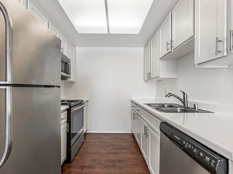 Monrovia Villas Apartments — Photo 14