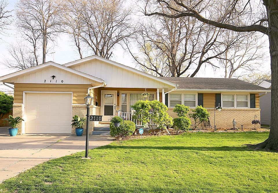 Beautiful curb appeal!