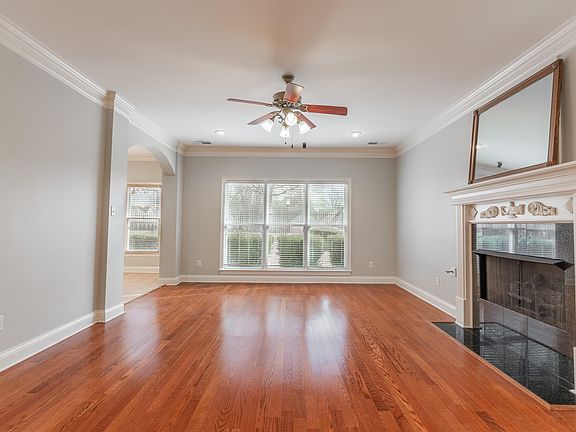 4th image of 648 Warwick Oaks Ln W