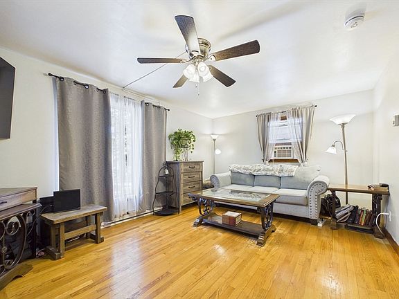 4th image of 844 Hood St