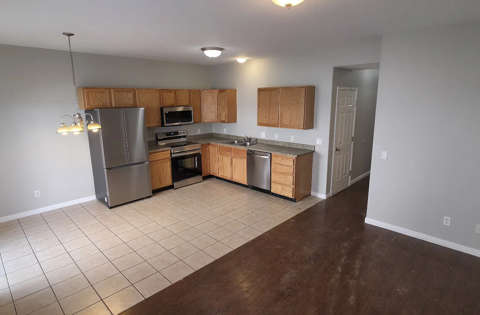 3 bed, 2.5 bath, 1193 sqft, $1,895 — Photo 3