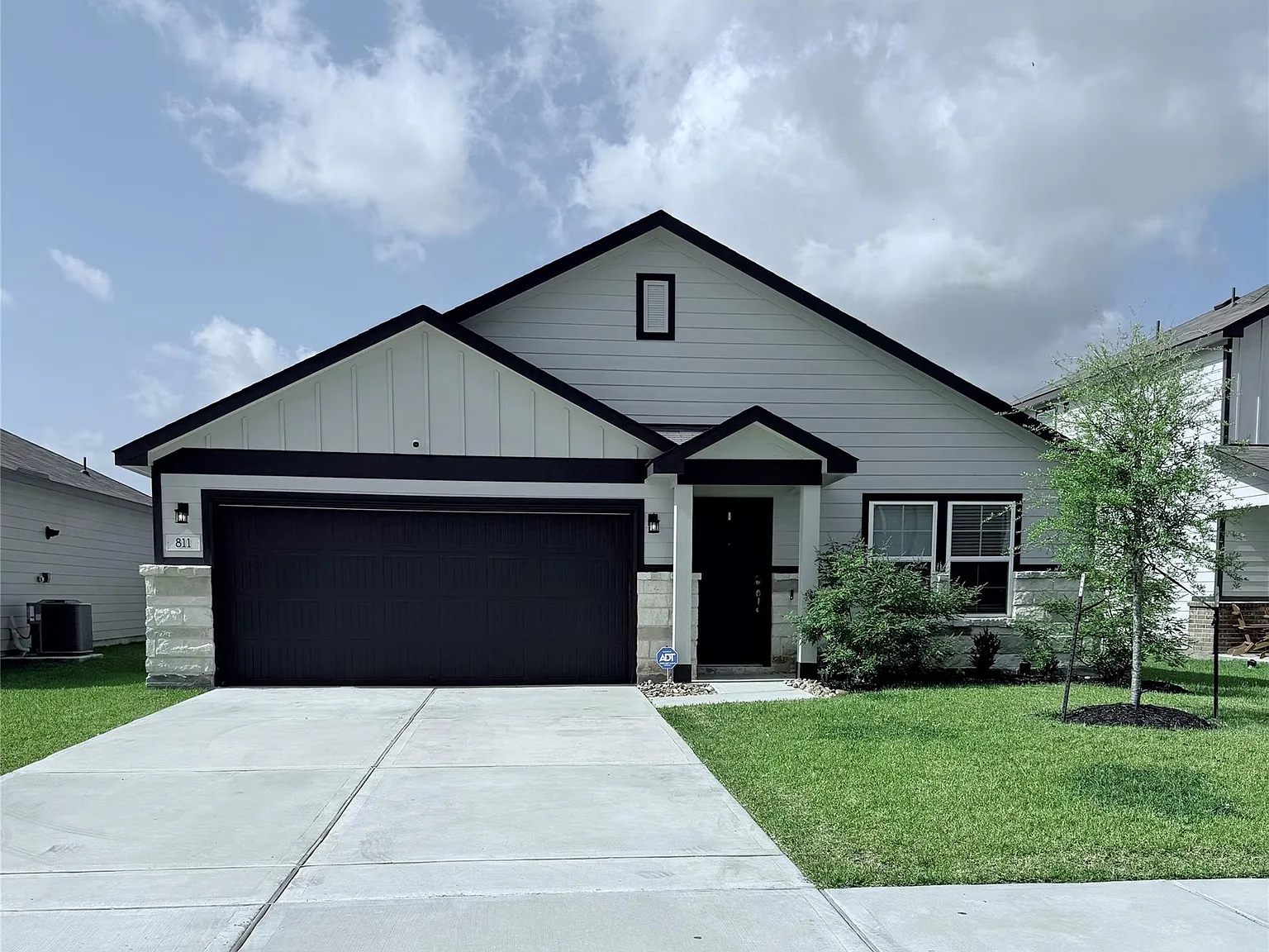 4 bed, 2.0 bath, 1694 sqft, $2,400 — Photo 1
