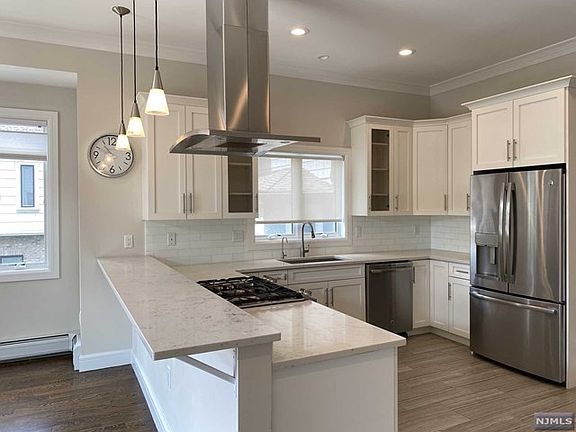 3rd image of 1582 John St #1582