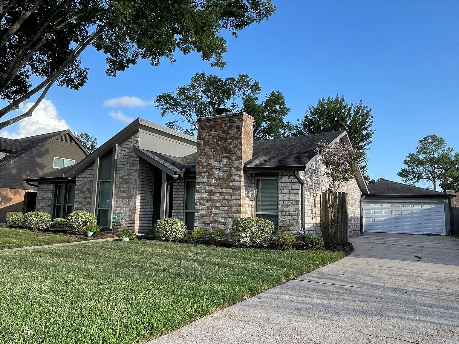 3 bed, 2.0 bath, 2184 sqft, $2,300 — Photo 3