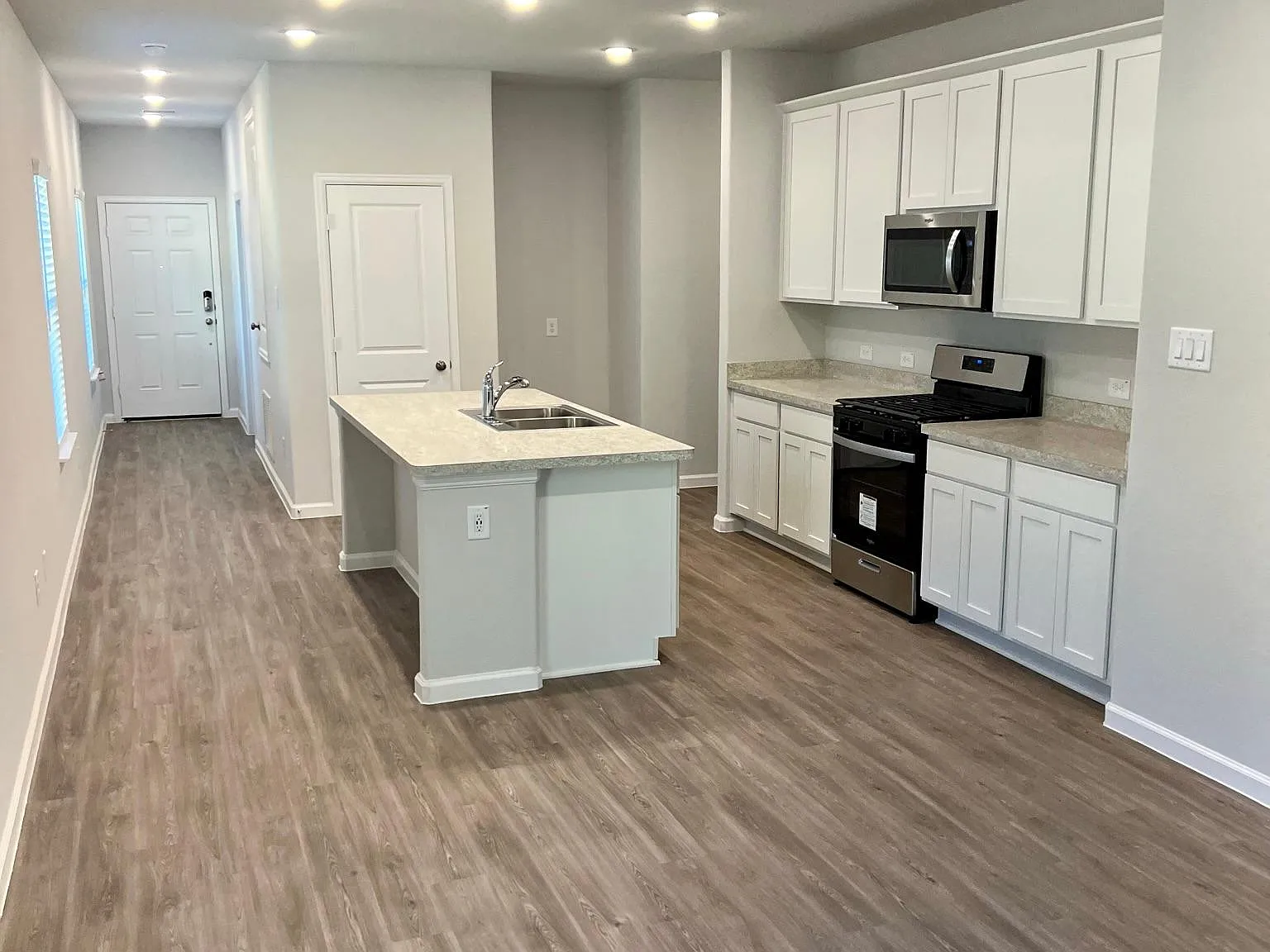 3 bed, 1388 sqft, $1,900 — Photo 2