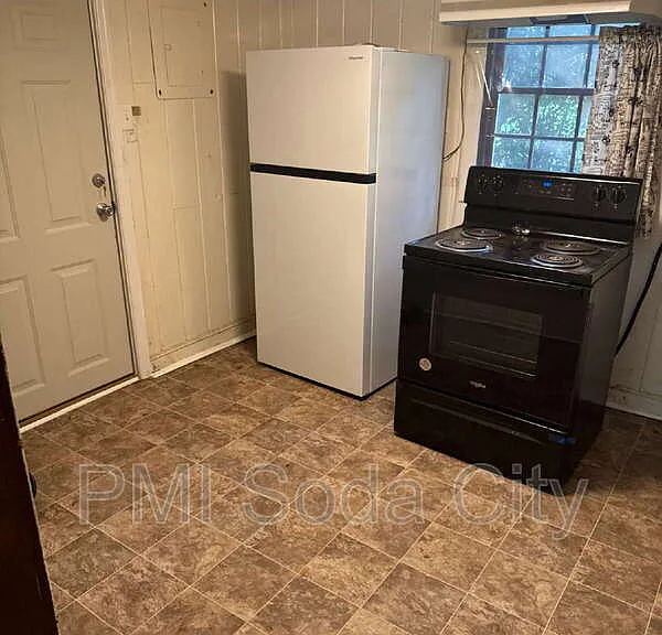 211 E Brooks St #E — Photo 7