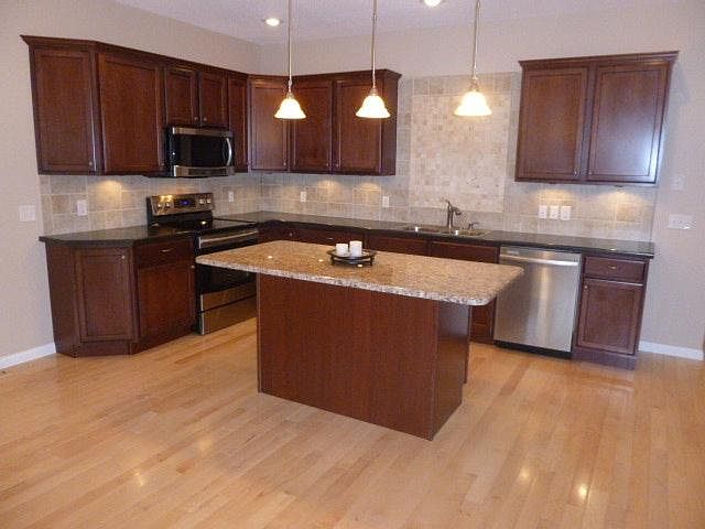 Kitchen- SS Appl, Granite Isle, Accent Lights