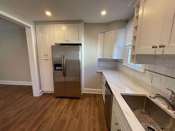 3rd image of 303 S Olive St Floor 2