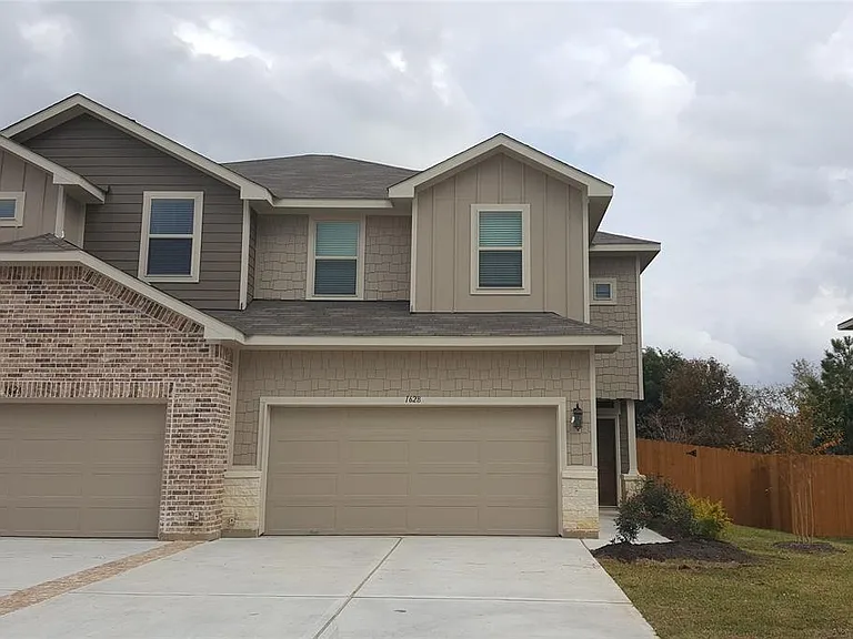 162 Parkgate #A — Photo 2